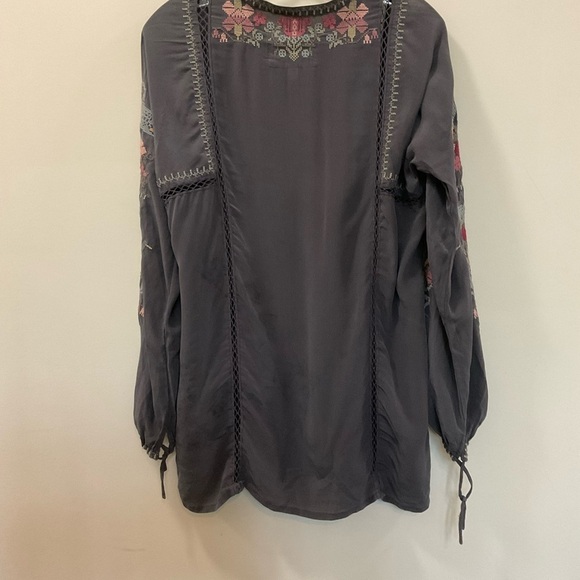 Johnny Was Biya Silk XS Gray Multicolored Embroidered Boho Button Front Blouse - Picture 4 of 7